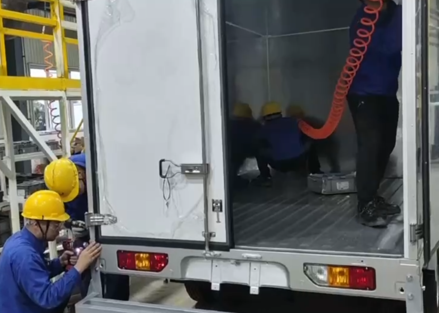 Tecnología de remache ciego: la piedra angular del ensamblaje de panel de panal de caja de carga liviana