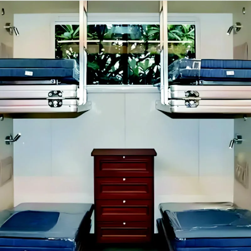 Cama plegable en el vehículo