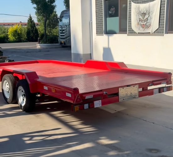 Remolque de plataforma plana con eje tándem rojo